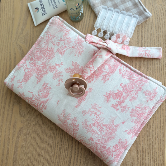 Pochette à langer nomade range couches toile de jouy rose