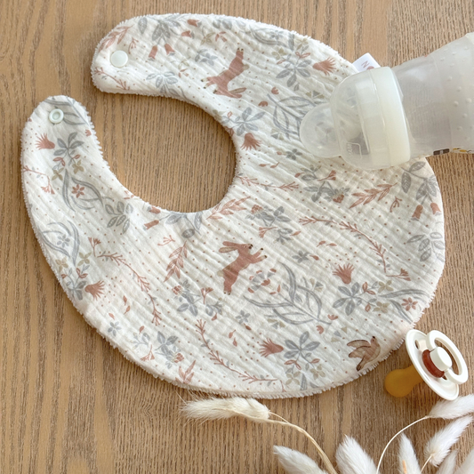Bavoir naissance gaze de coton écru lapins et oiseaux