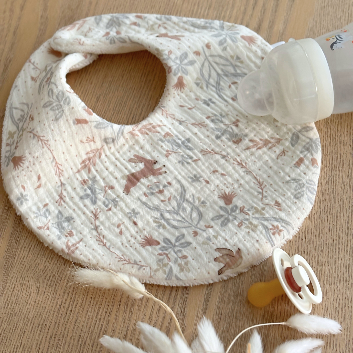Bavoir naissance gaze de coton écru lapins et oiseaux