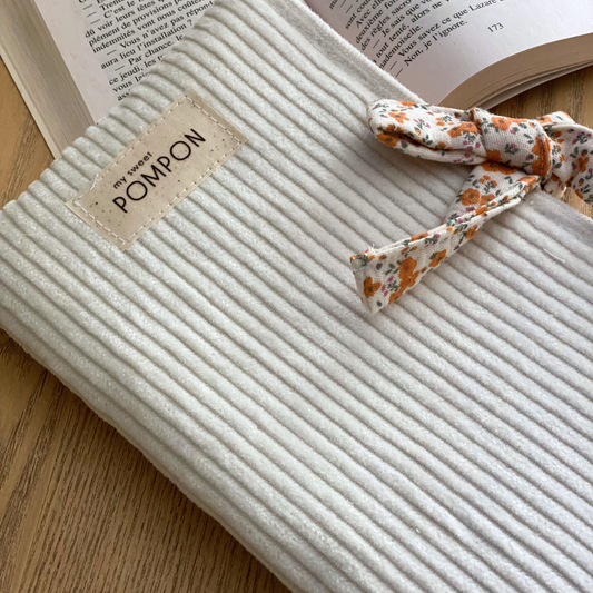 Housse pour livre de poche écru fleurs orange en velours