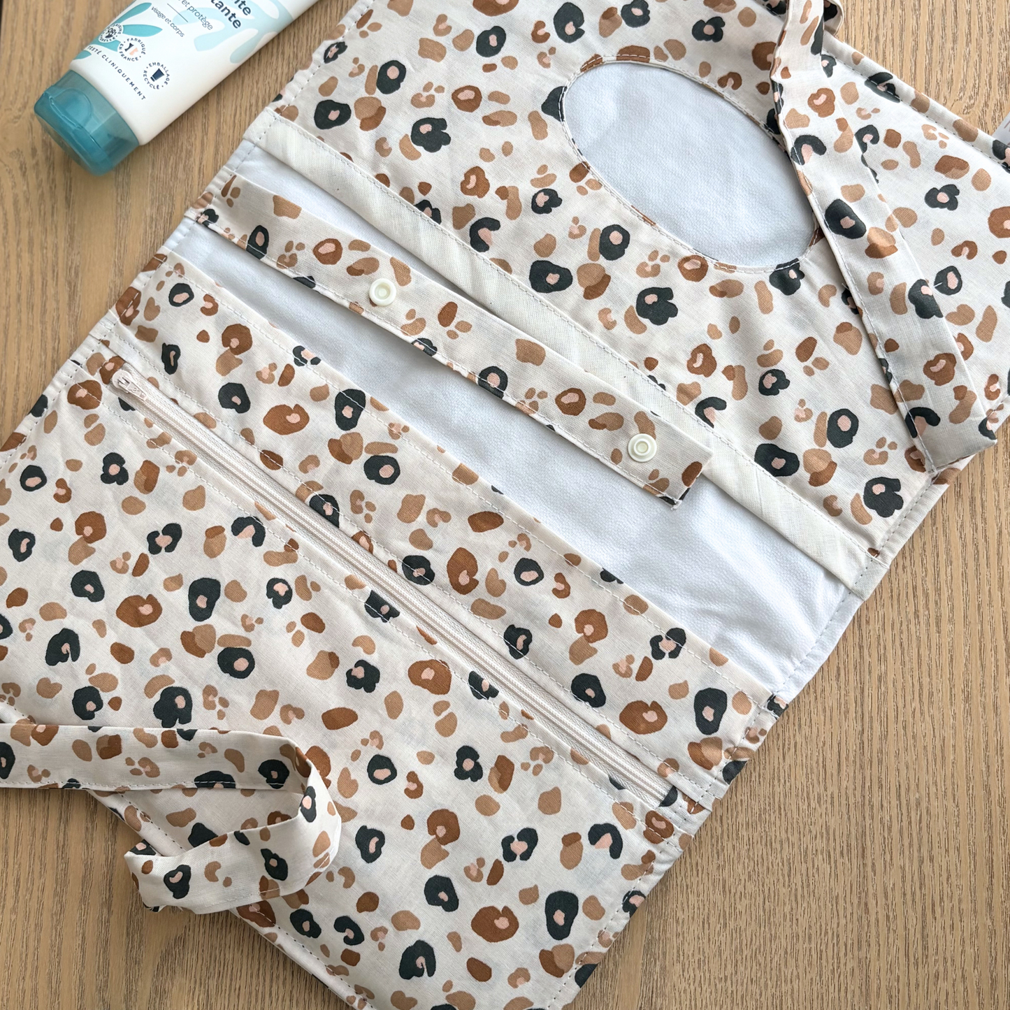 Pochette à langer nomade range couches lingettes léopard rose