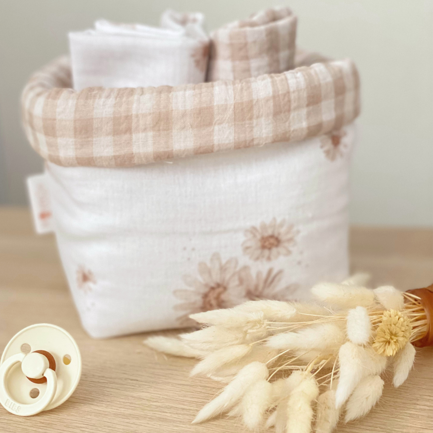 Paniers à couches et produit de soin bébé marguerite et vichy