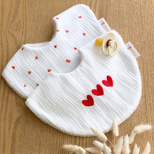 bavoirs naissance blanc coeurs rouge