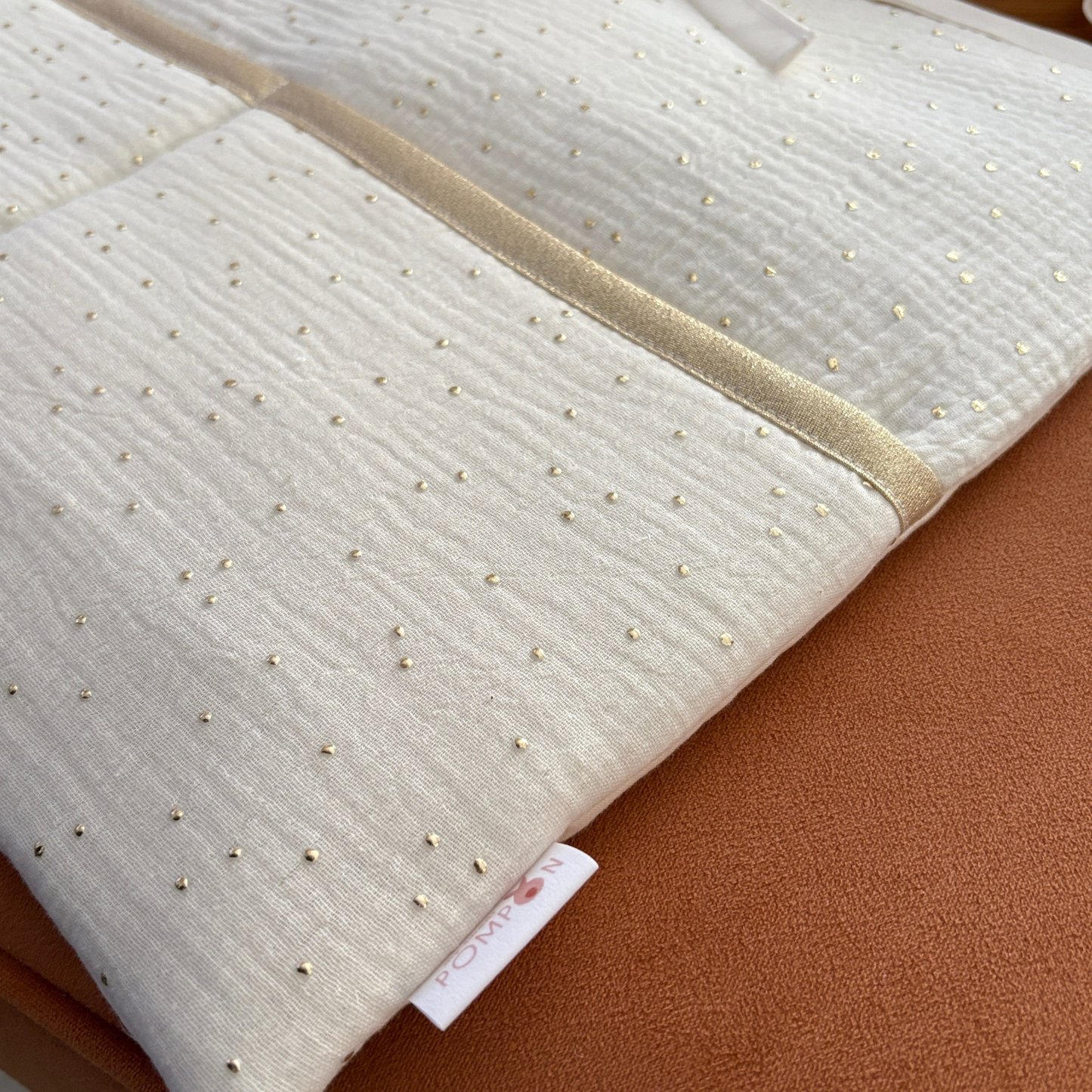 NOUVEAU Range doudou/Organisateur de lit bébé écru à pois dorés-Couleur au choix