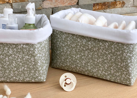 panier à couches bébé vert sauge à fleurs