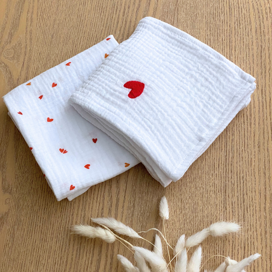 Langes bébé coeurs rouges en gaze de coton blanc
