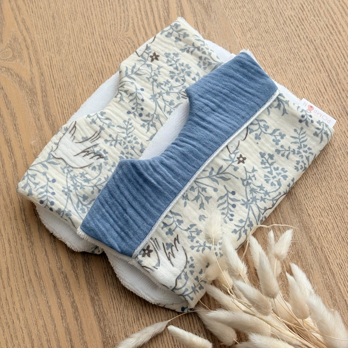 Grand bavoir bébé en gaze de coton écru et bleu