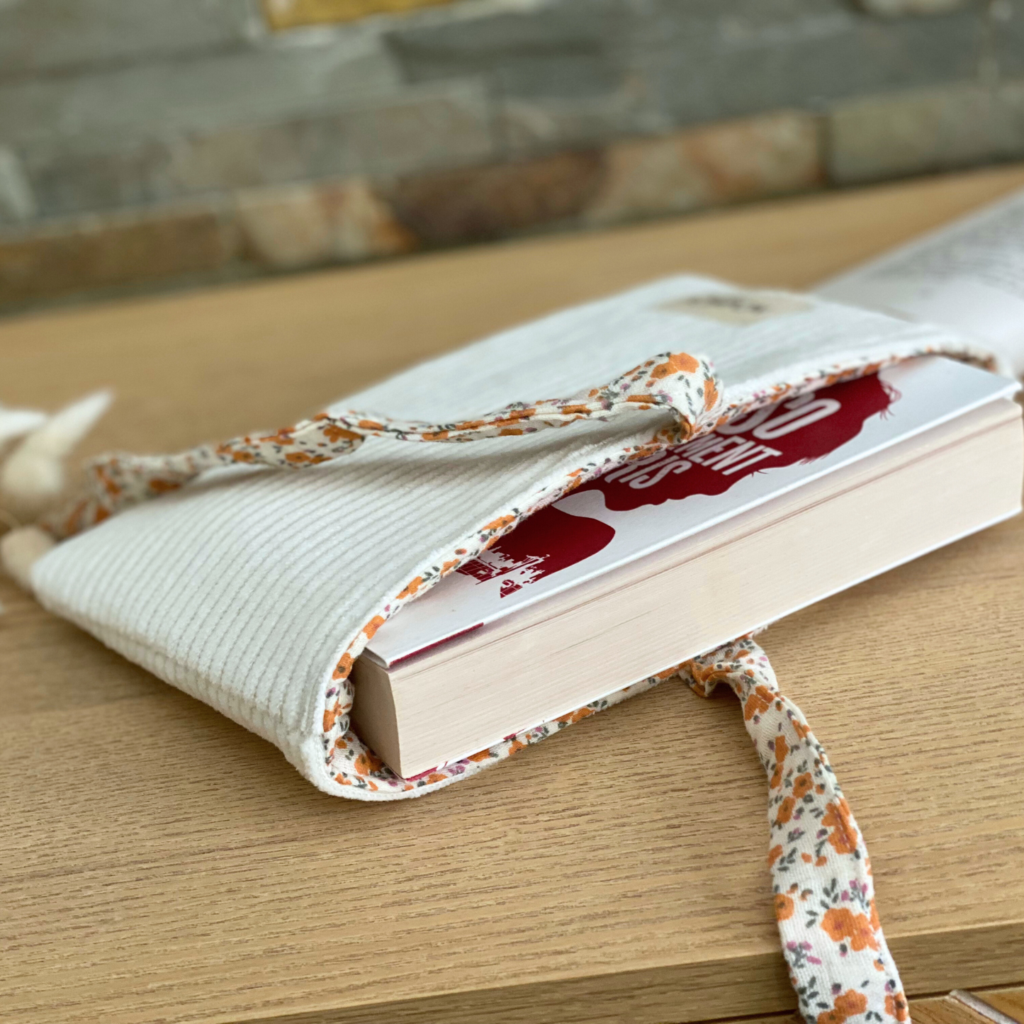 Housse pour livre de poche écru fleurs orange en velours