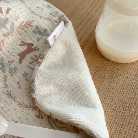 Bavoir bébé en gaze de coton écru lapins et oiseaux