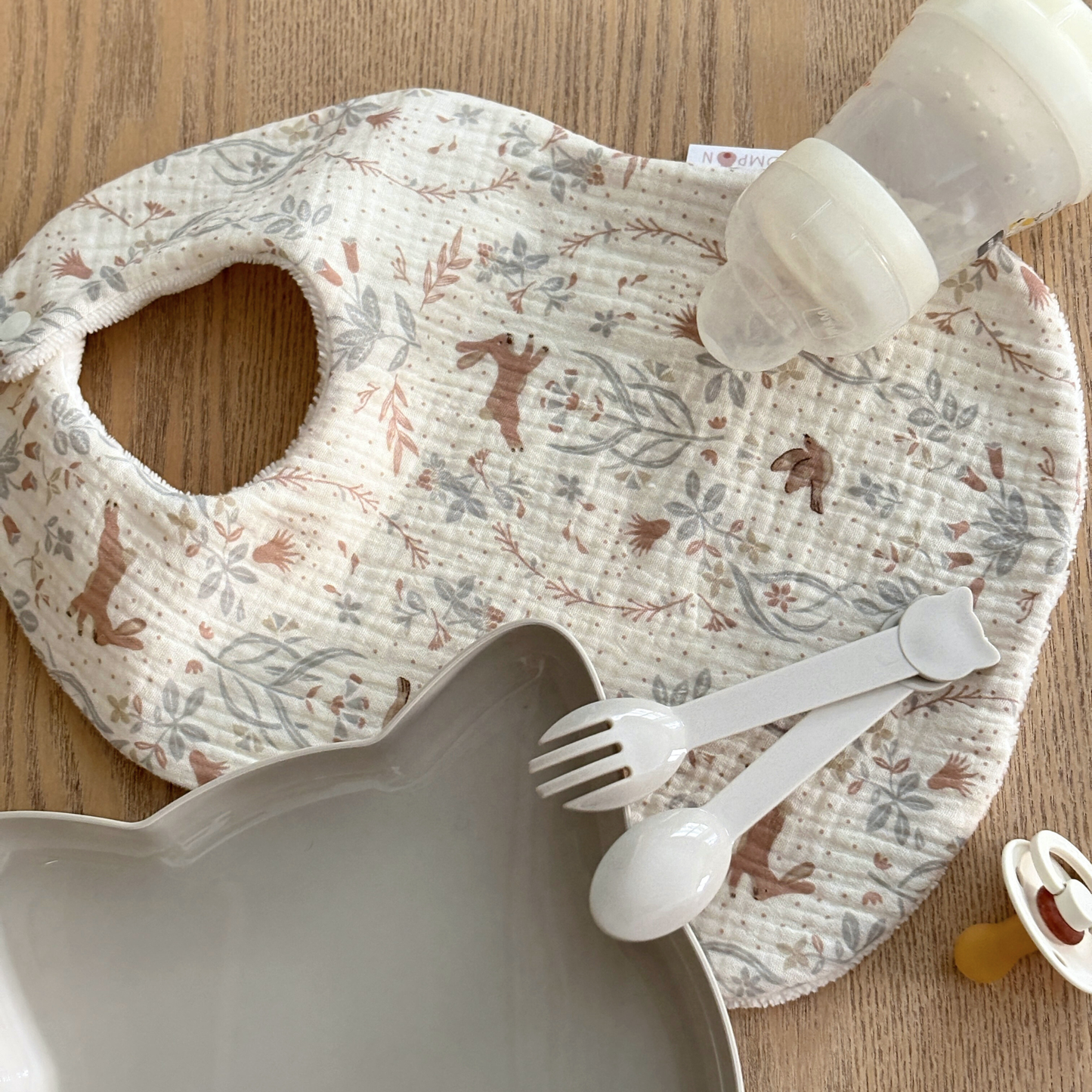Bavoir bébé en gaze de coton écru lapins et oiseaux