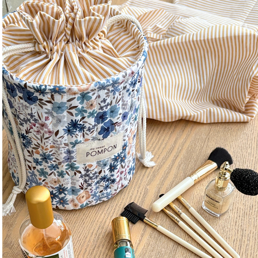 Panier pochon à fleurs bleues et rayures jaunes