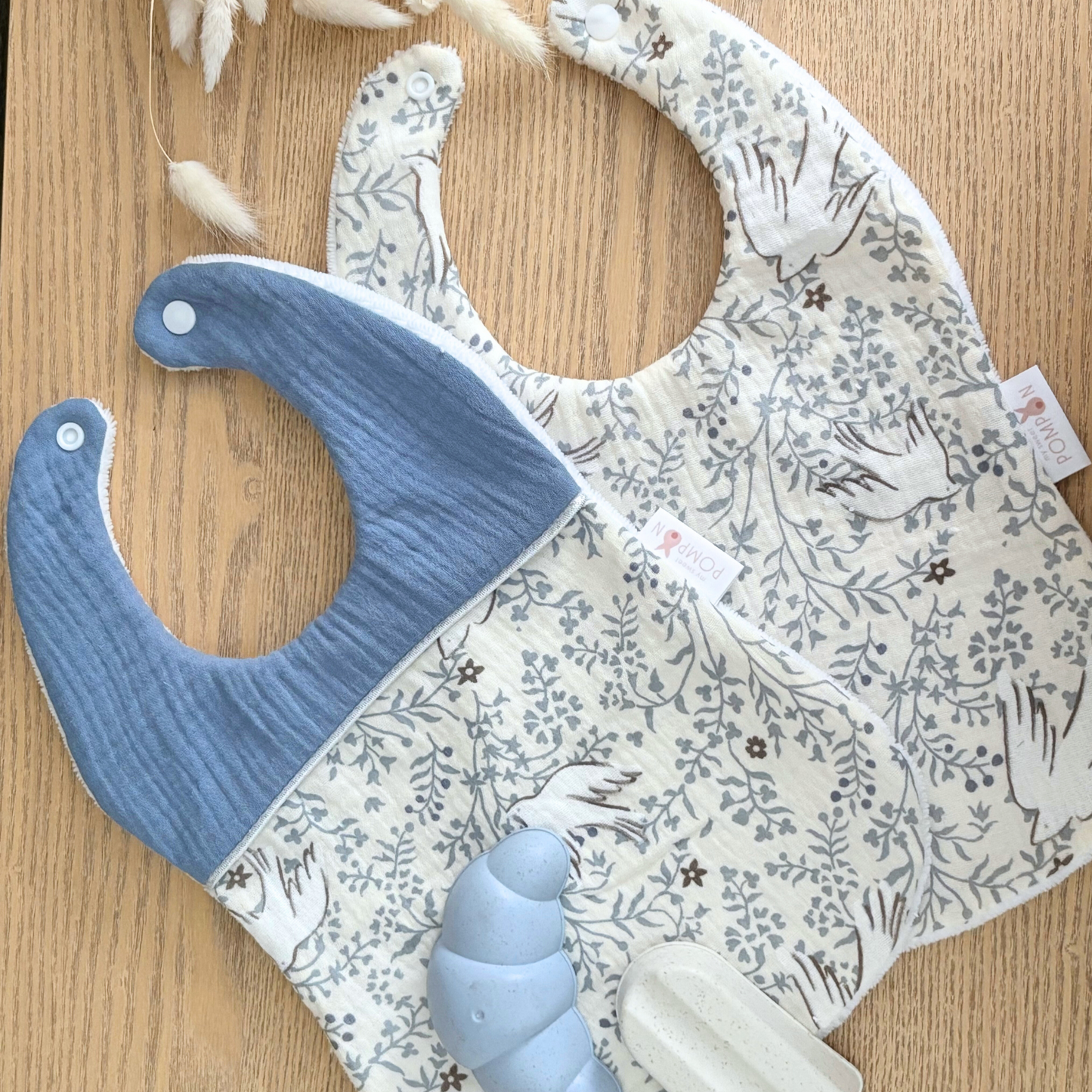 bavoir en gaze de coton écru et bleu