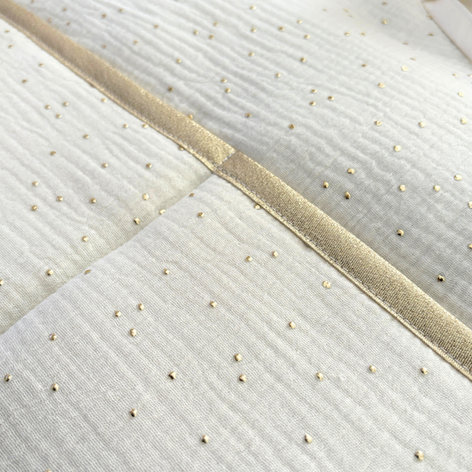 Range doudou/Organisateur de lit bébé écru à pois dorés-Couleur au choix