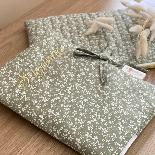 Protège carnet de santé personnalisé pour fille vert à fleurs