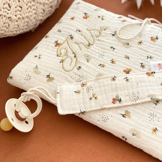 Protège carnet de santé personnalisé écru à fleurs