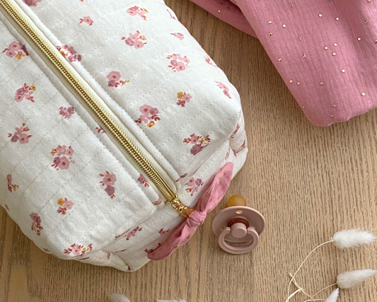 Trousse de toilette bébé écru et rose à fleurs
