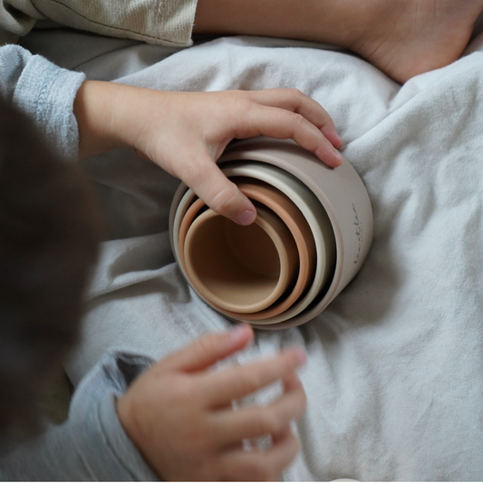 Gobelets à empiler beige en silicone Montessori