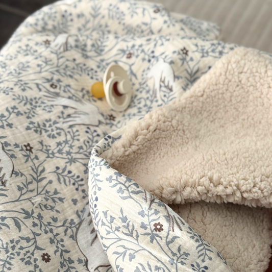 Couverture en gaze de coton écrue et bleu moumoute sherpa