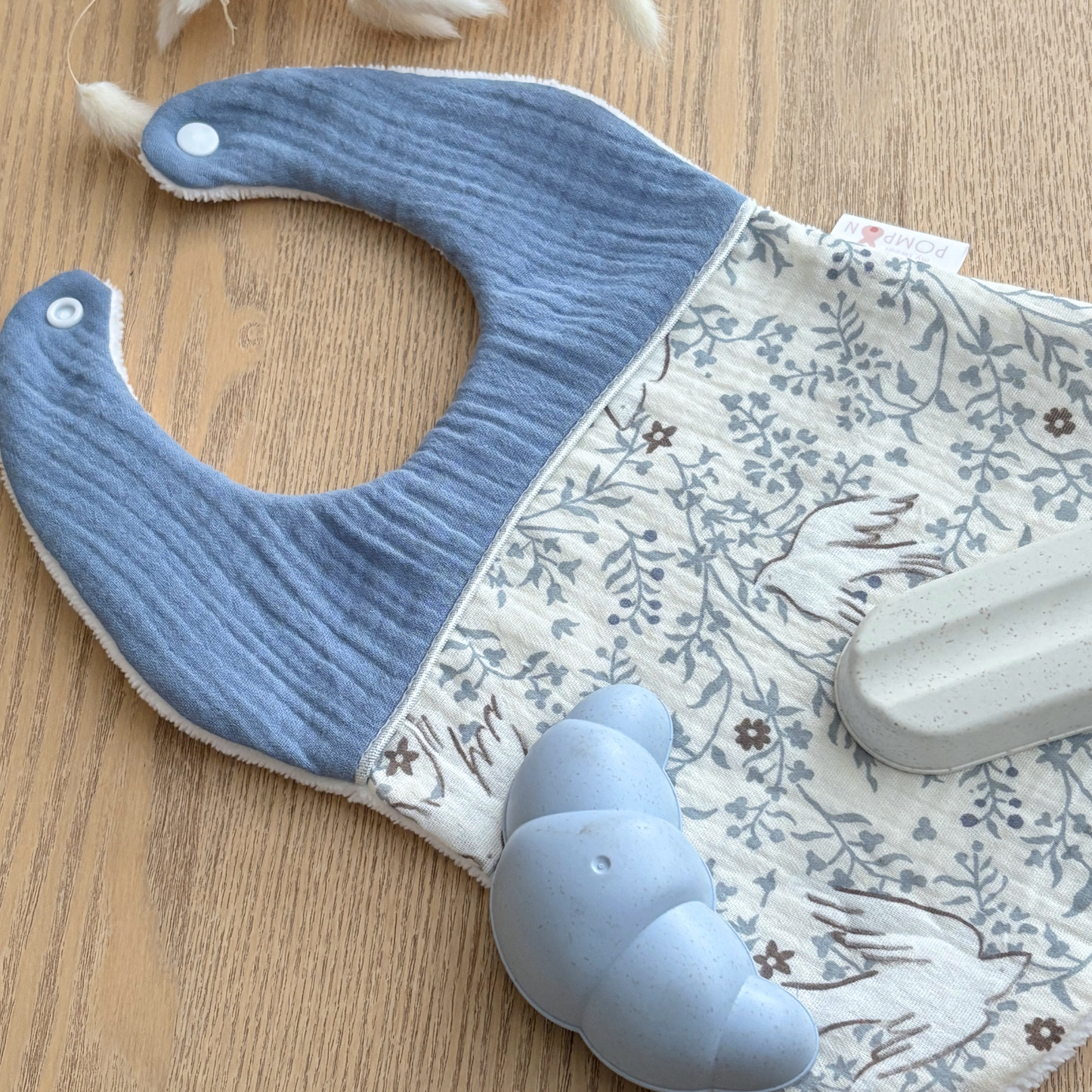 Grand bavoir bébé en gaze de coton écru et bleu