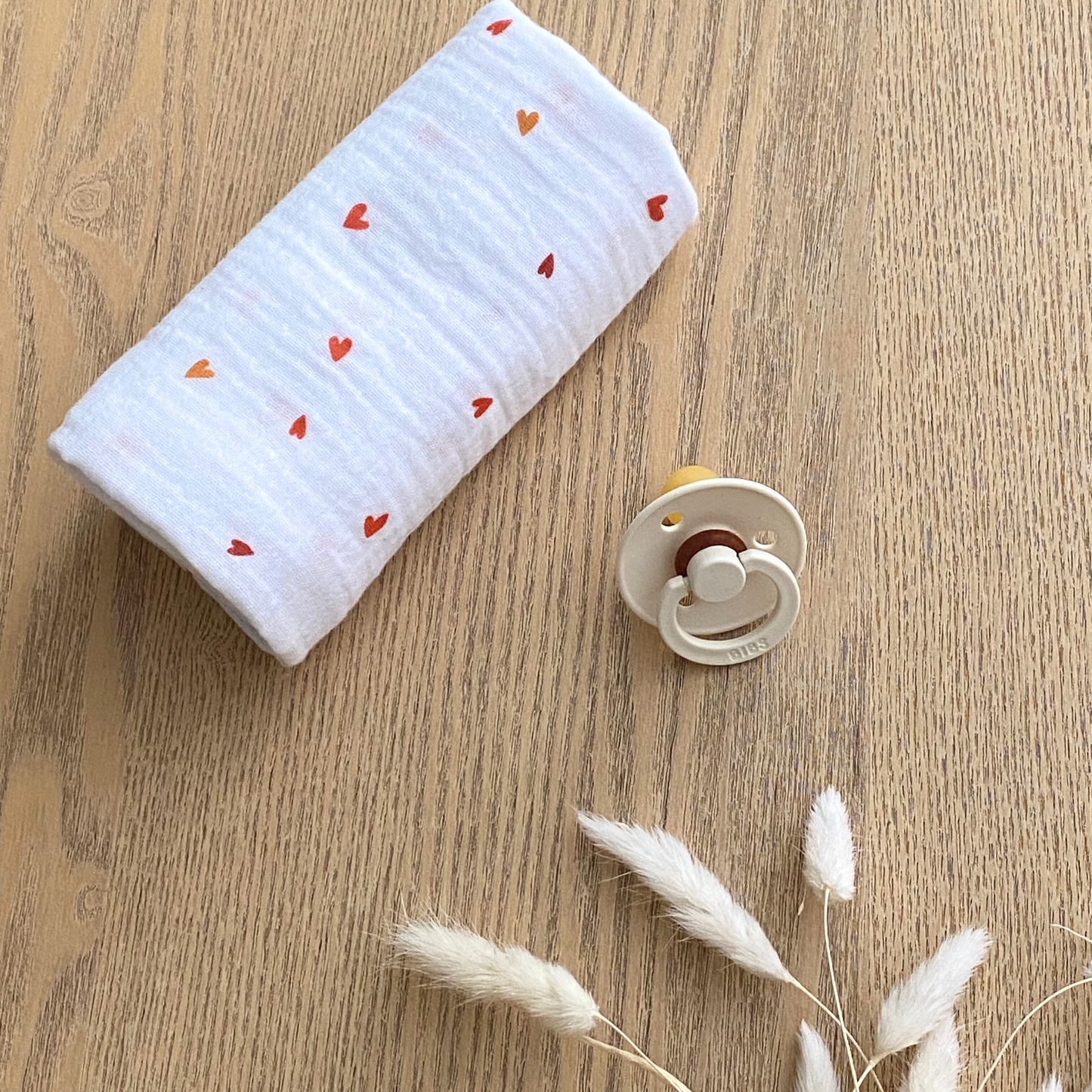 Langes bébé coeurs rouges en gaze de coton blanc