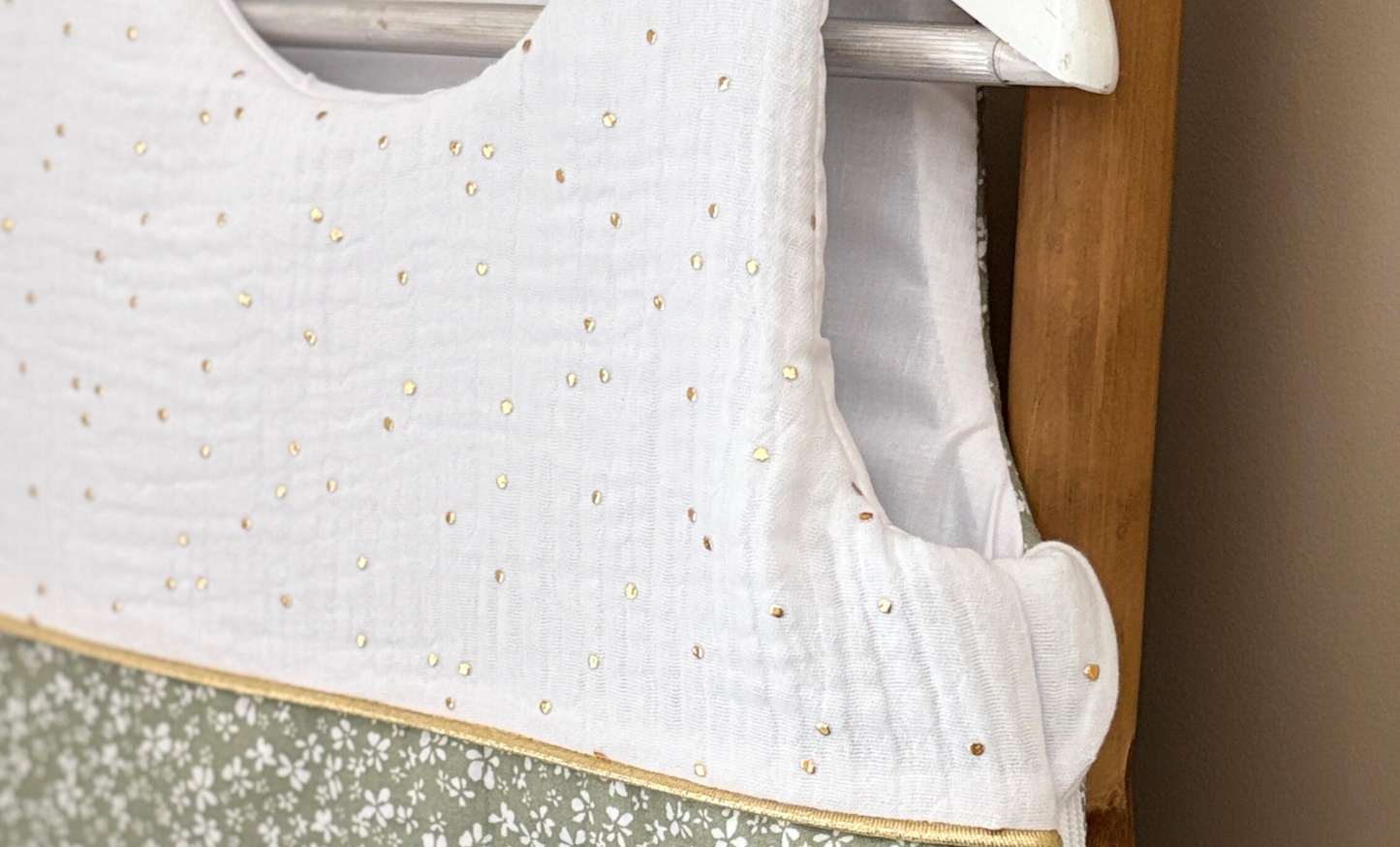 Gigoteuse vert sauge à fleurs blanches