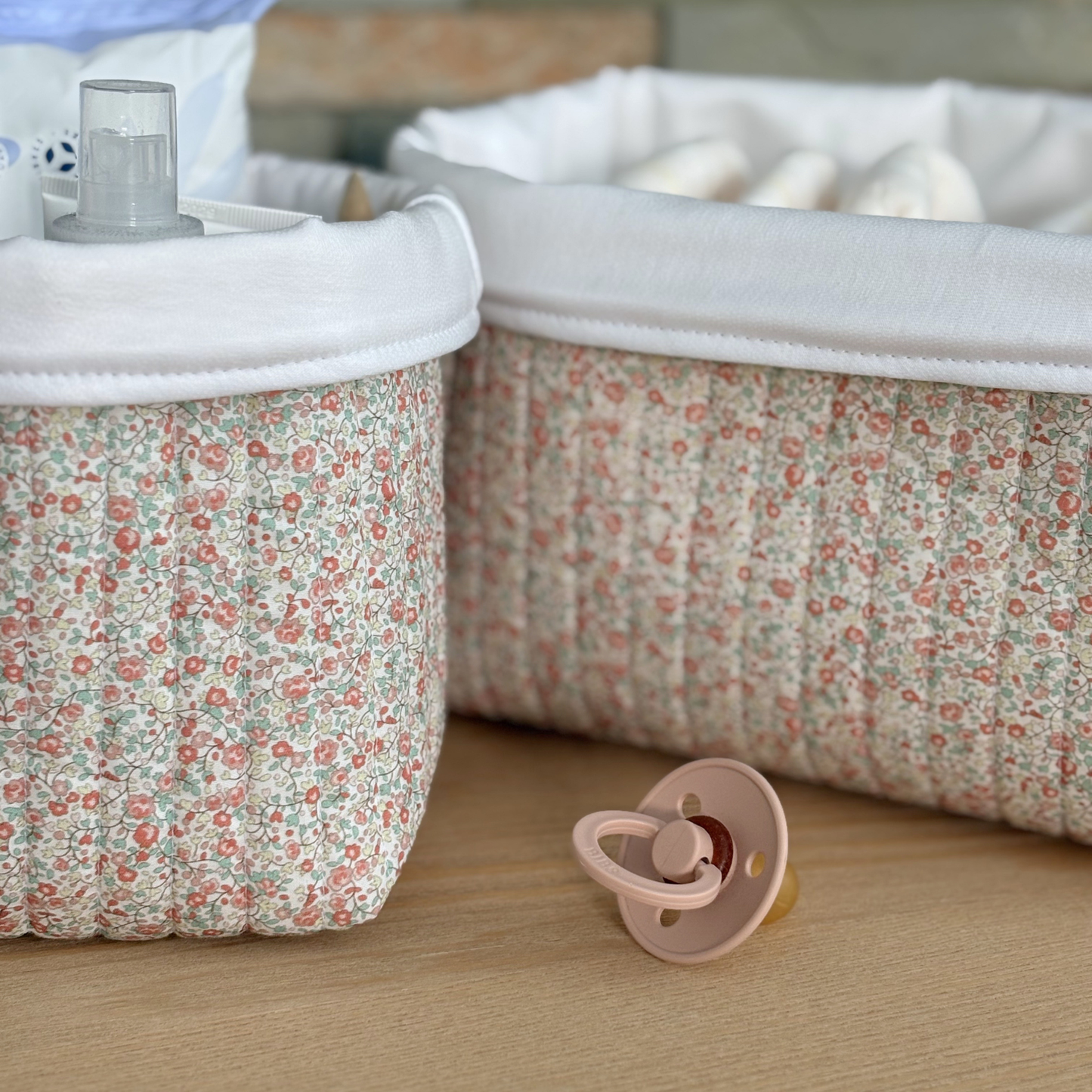 Panier à couches et produits bébé à fleurs