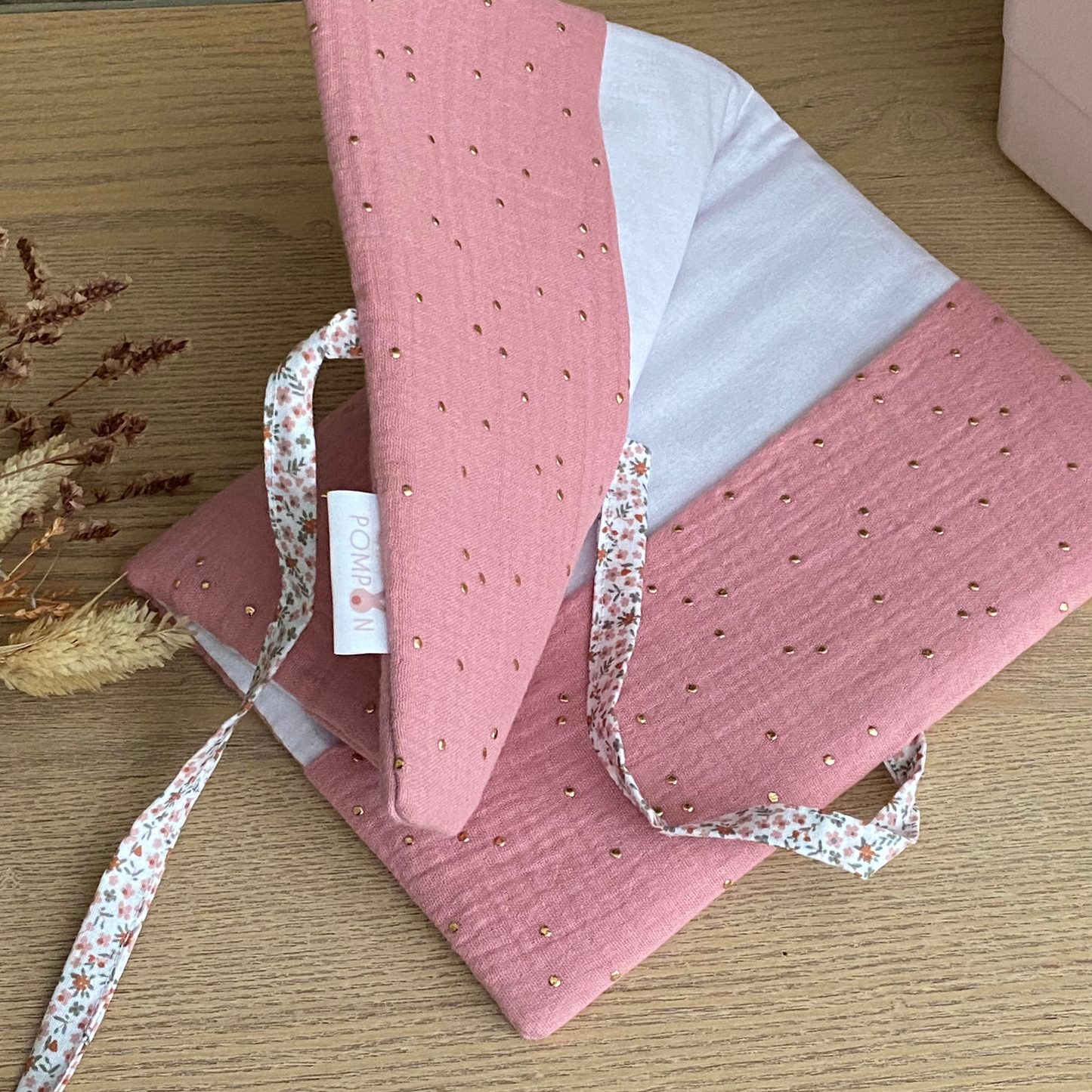 Protège carnet de santé rose personnalisé à fleurs