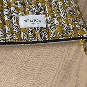 Trousse à maquillage matelassée motifs indiens noir moutarde