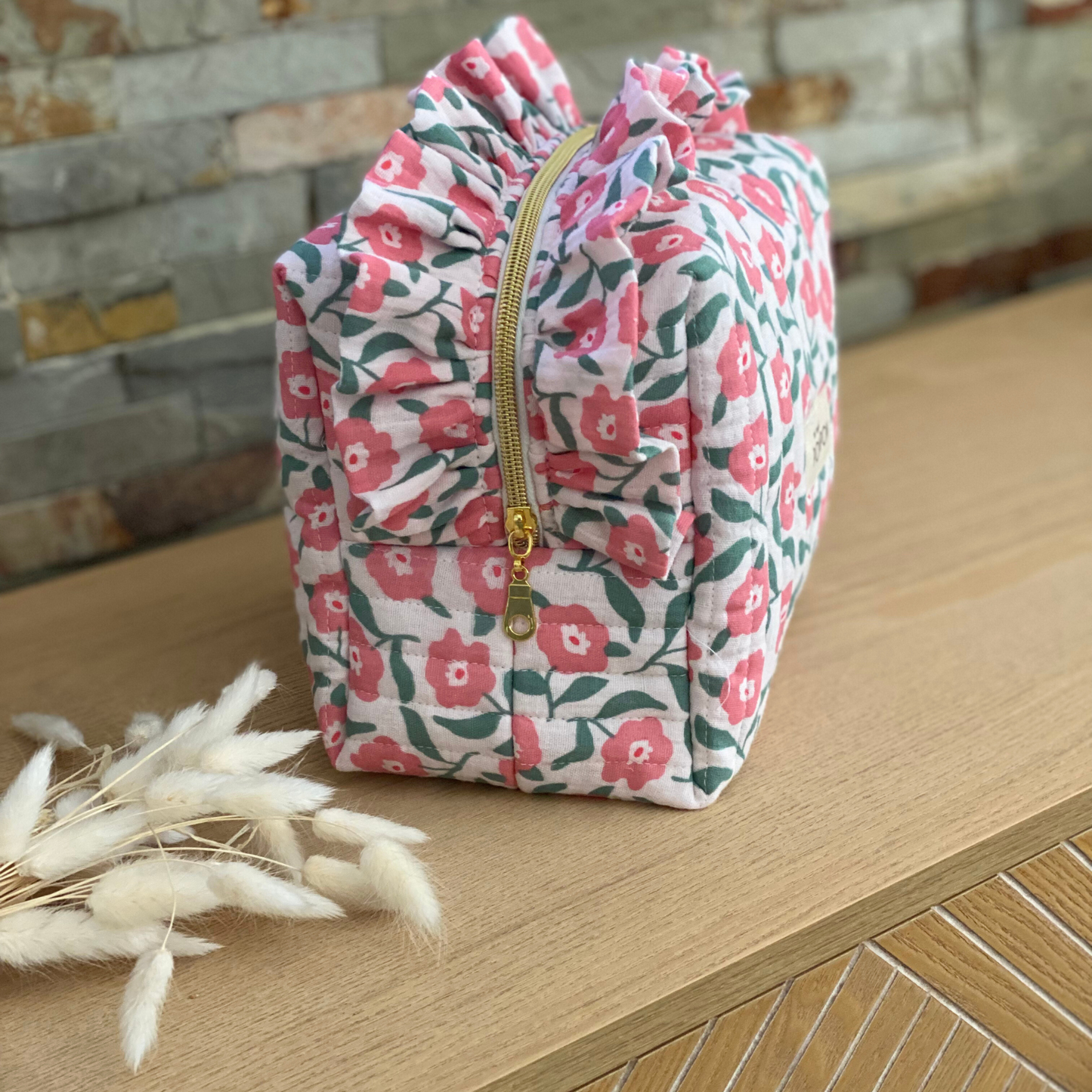 Trousse de toilette froufrou en gaze de coton fleurie rose et verte