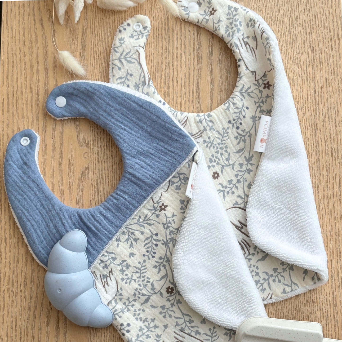 Grand bavoir bébé en gaze de coton écru et bleu