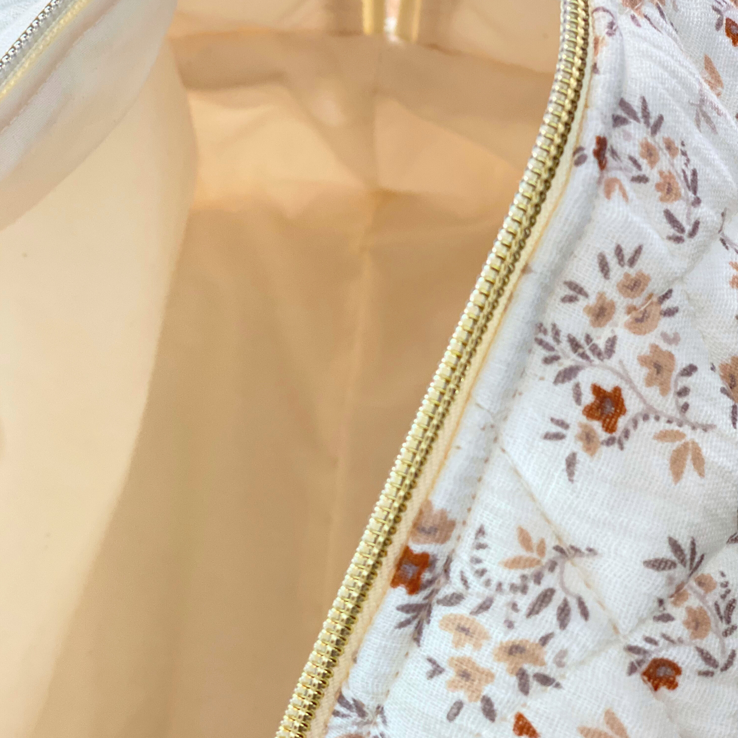 Trousse de toilette bébé gaze de coton à fleurs beige et rouille pour sac à langer