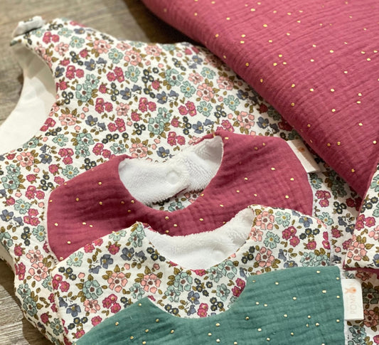 Couverture bébé framboise et vert à fleurs