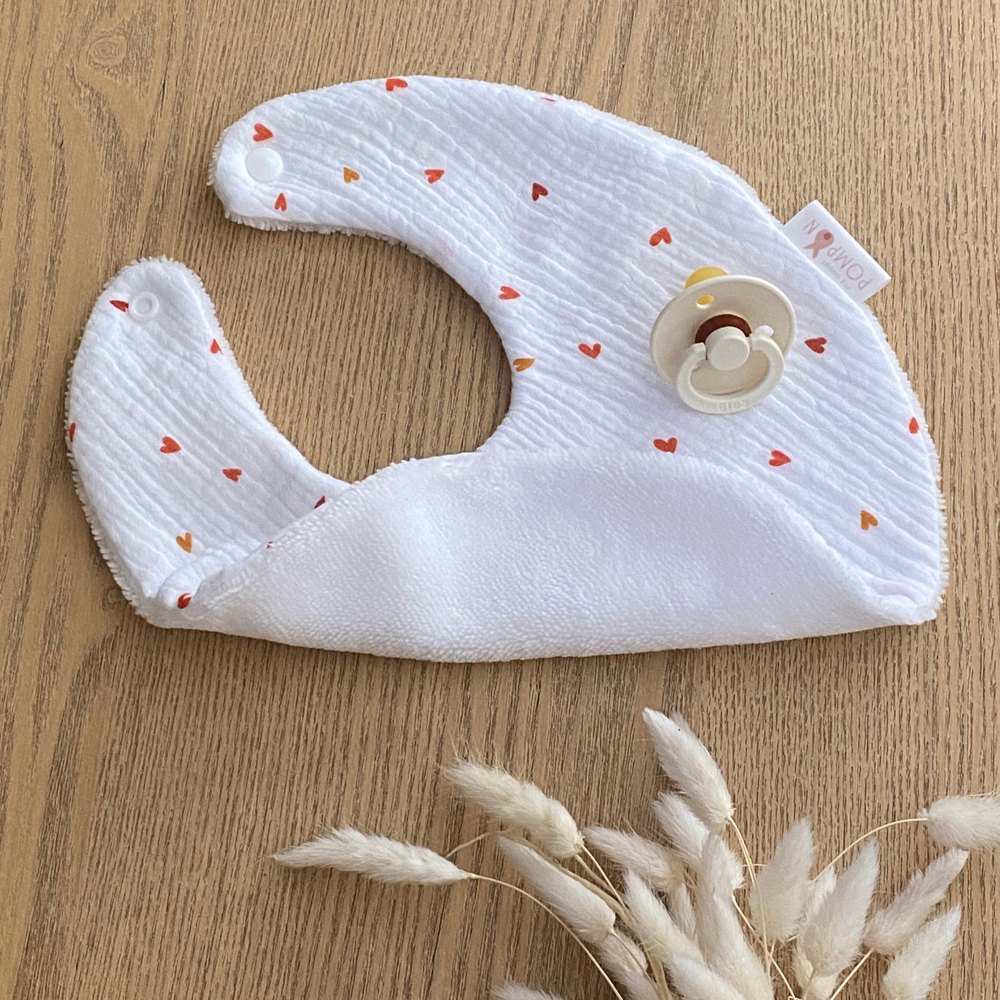 Bavoirs jolis coeurs rouge en gaze de coton