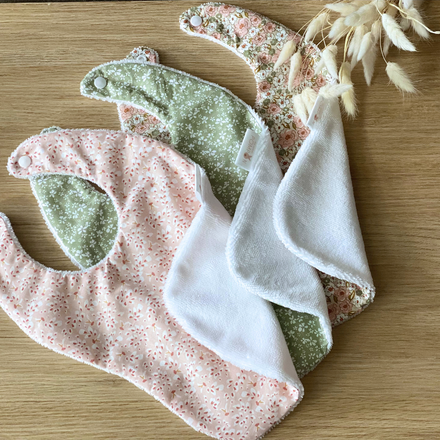 Bavoirs fleurs bébé fille