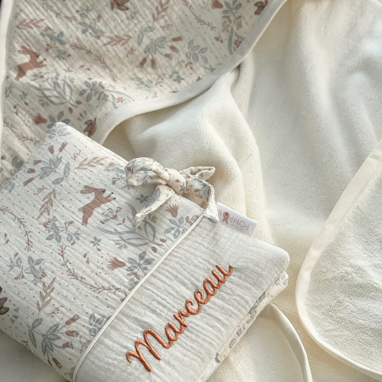 Cape de bain bébé en gaze de coton écru personnalisable