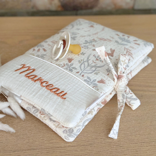 Protège carnet de santé personnalisé en gaze de coton écru lapin