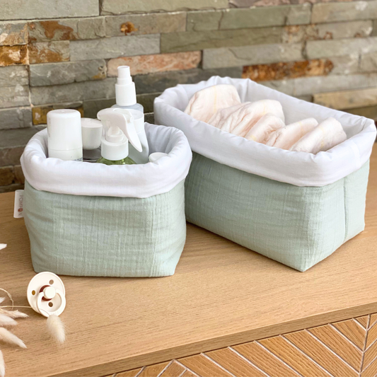 Panier à couches et produits de soin bébé vert d'eau
