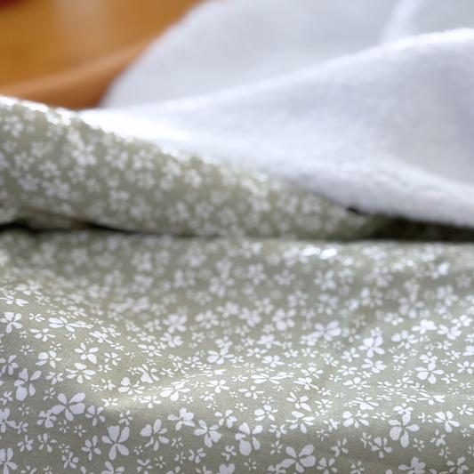 Couverture bébé légère vert sauge à fleurs blanches et moumoute