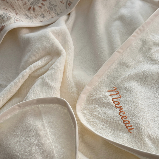 Cape de bain bébé en gaze de coton écru personnalisable