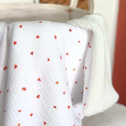 Couverture en gaze de coton coeurs rouges et moumoute sherpa