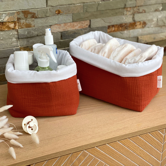 Panier à couches et produits de soin bébé terrecuite