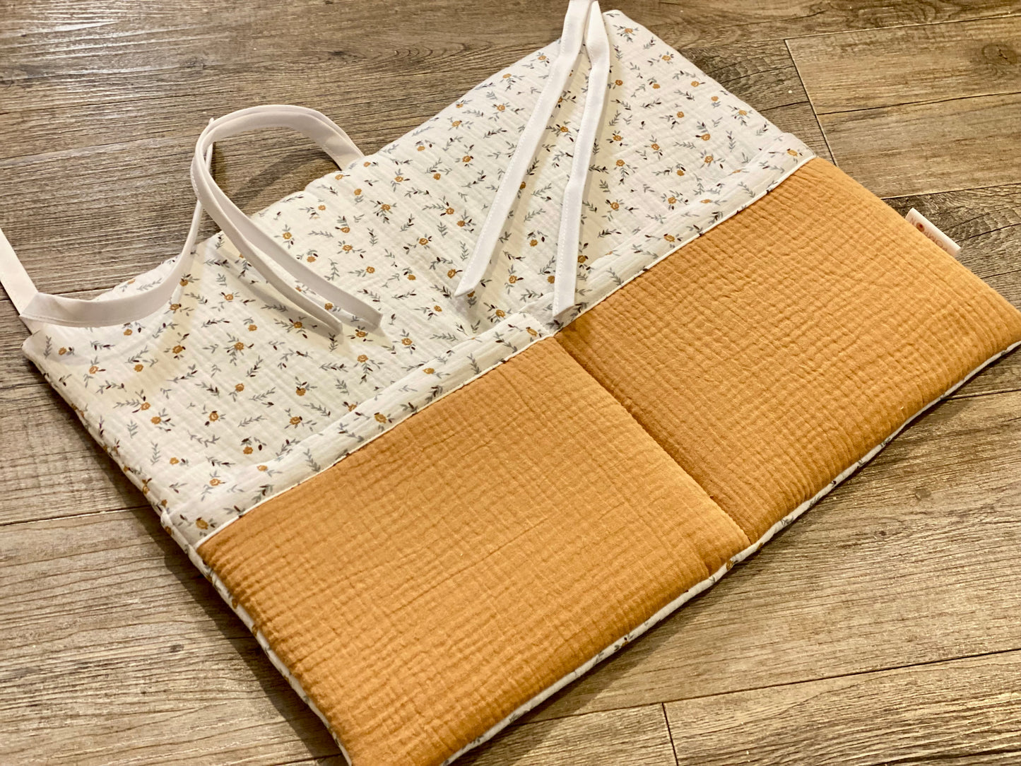 Range doudou pour lit bébé fleurs camel et vert de gris