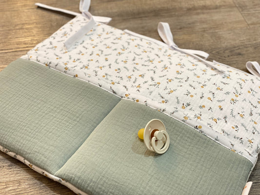 Range doudou pour lit bébé fleurs camel et vert de gris