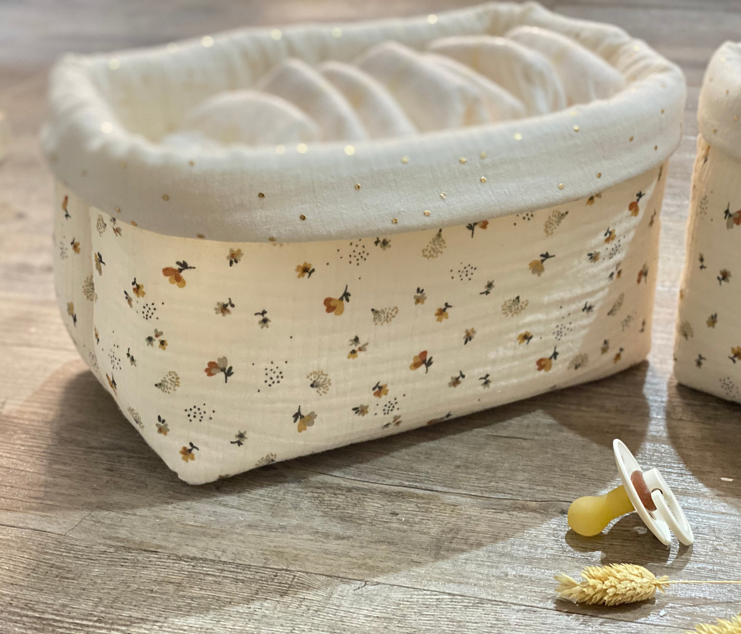 Paniers à couches et produit de soin bébé écru