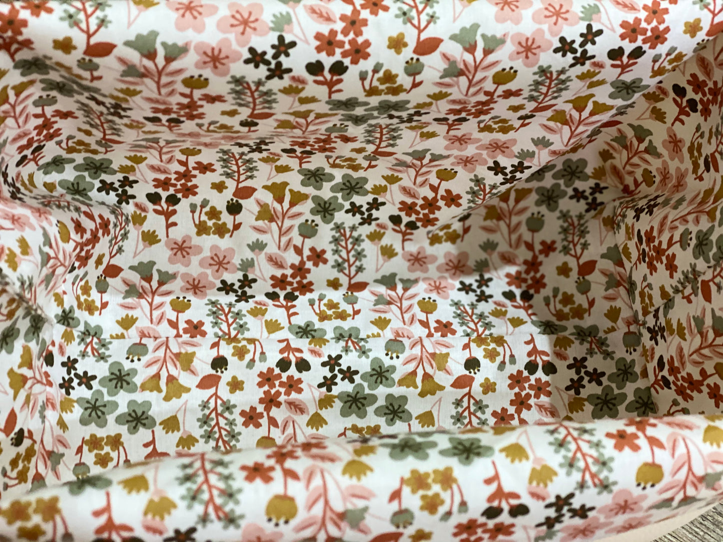 Paniers à couches et produit de soin bébé terracotta à fleurs