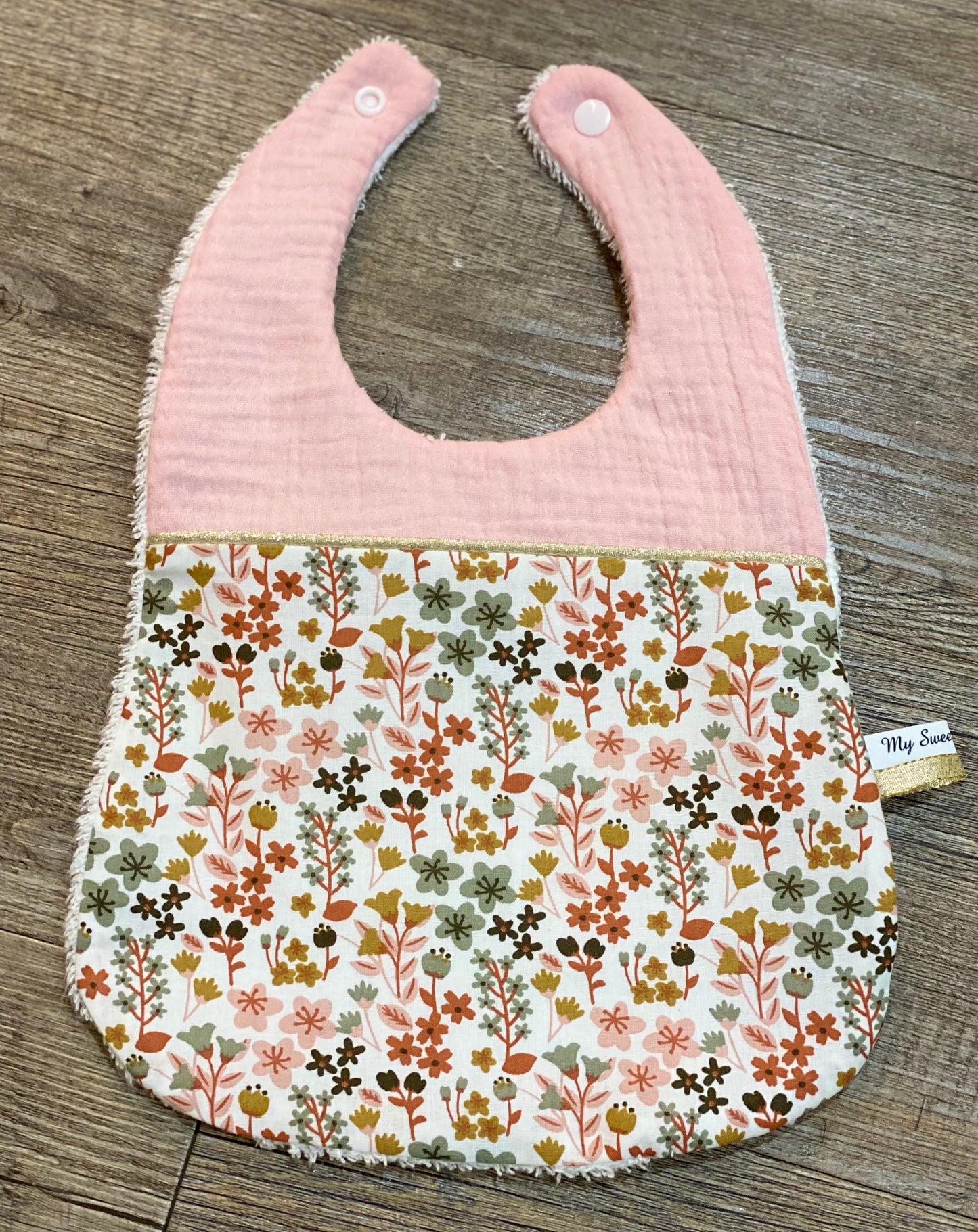 Bavoir pour fille en gaze de coton terracotta à fleurs