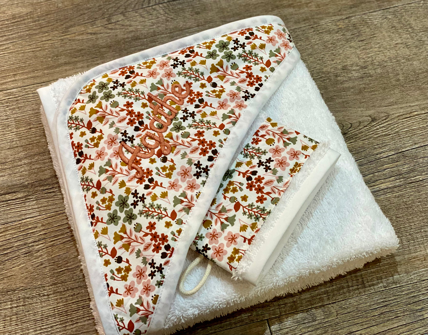 Cape de bain bébé personnalisable fille terracotta doré