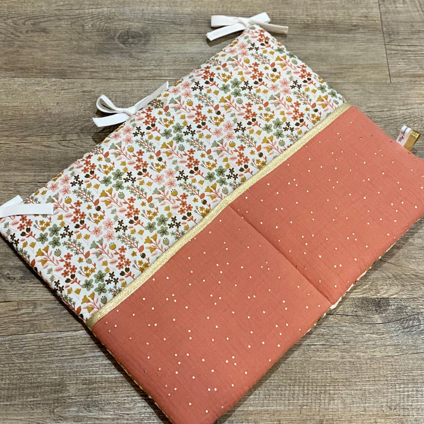 Range doudou pour lit bébé terracotta doré