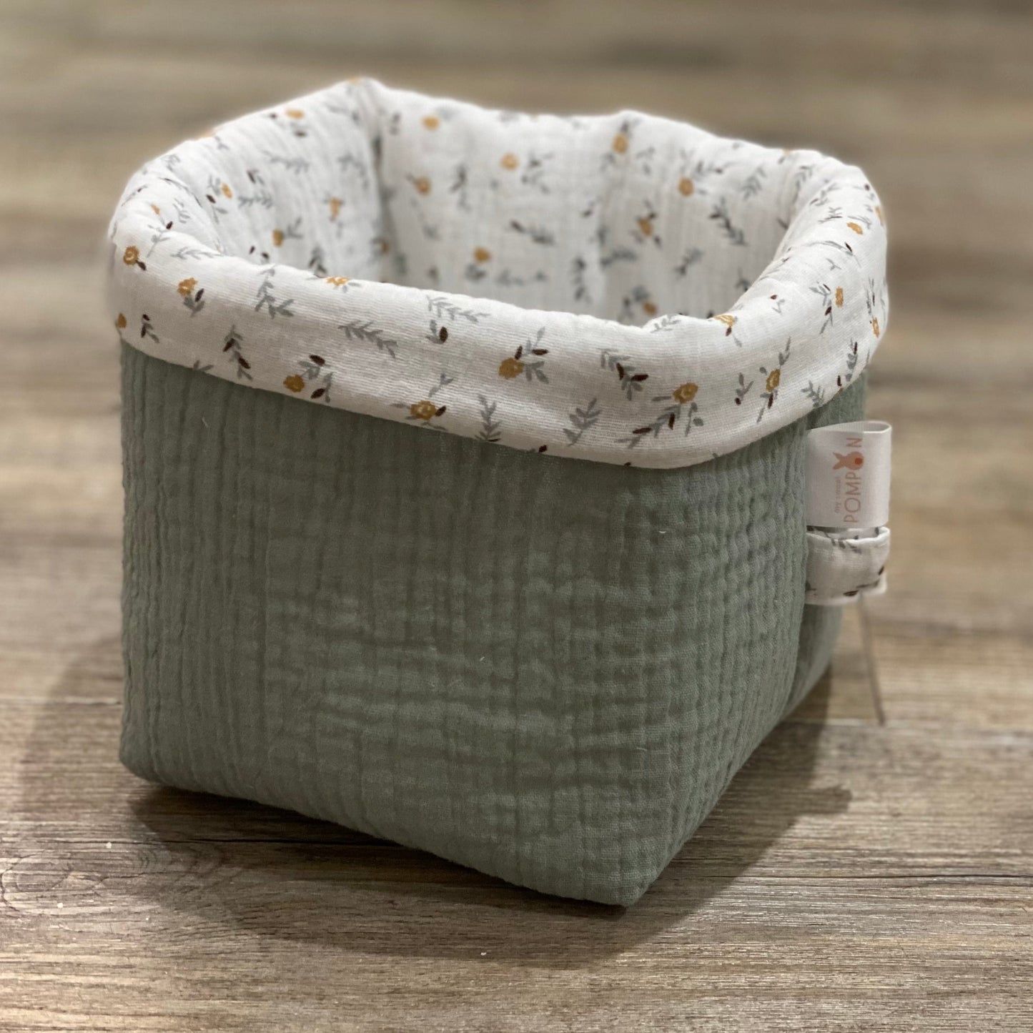 Paniers à couches et produit de soin bébé vert de gris et camel