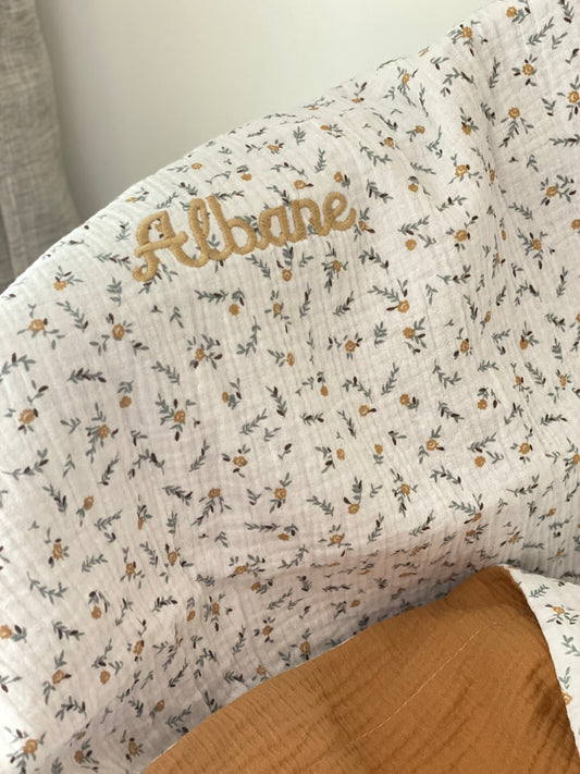 Couverture bébé personnalisé vert de gris et camel en gaze de coton à fleurs